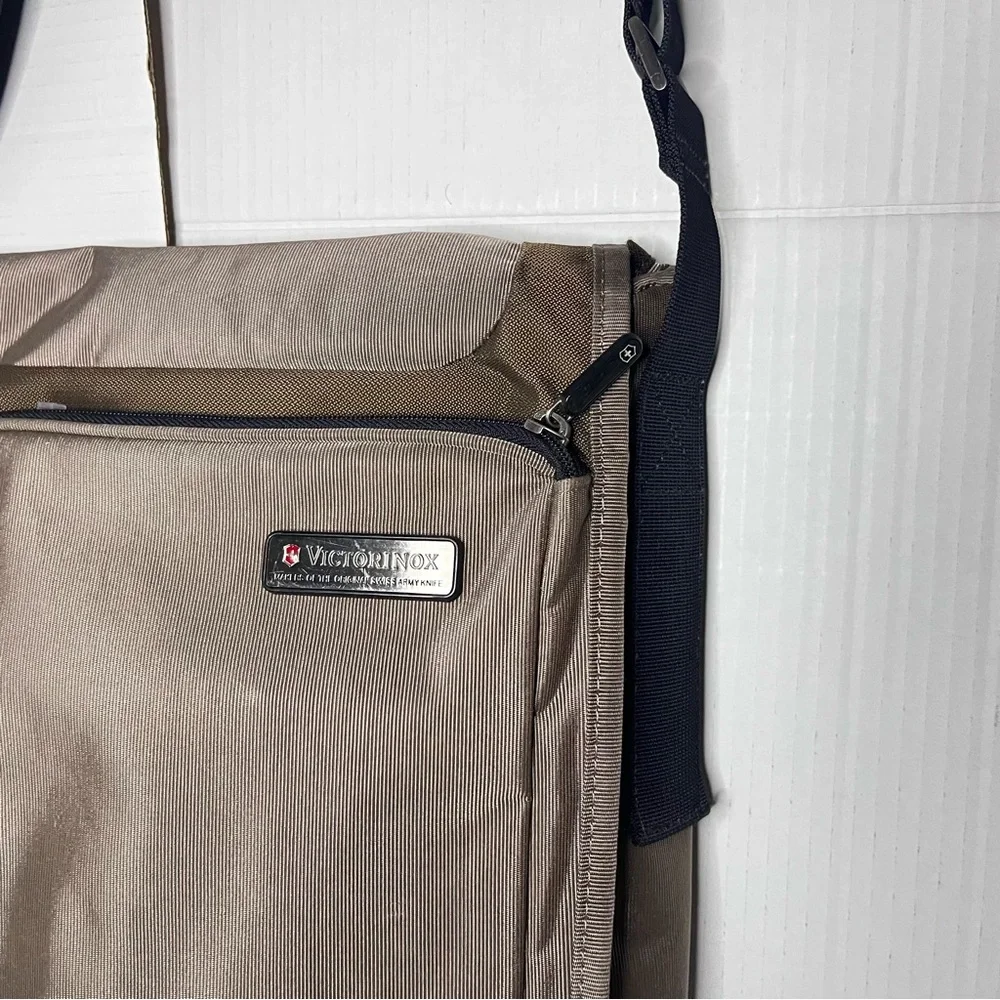 VICTORINOX Crossbody Messenger Laptop Bag